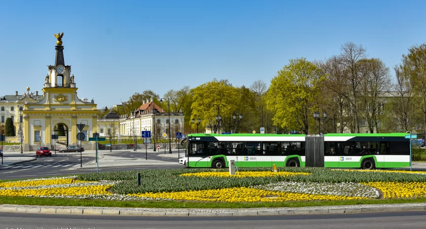 Zdjęcie autobusu miejskiego na rondzie Lussy/ bialystok.pl