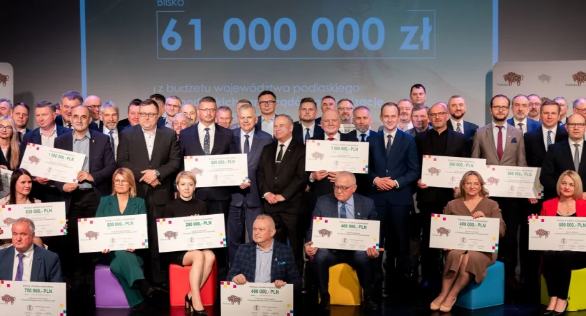 Zdjęcie samorządowców z symbolicznymi czekami/ podlaskie.eu