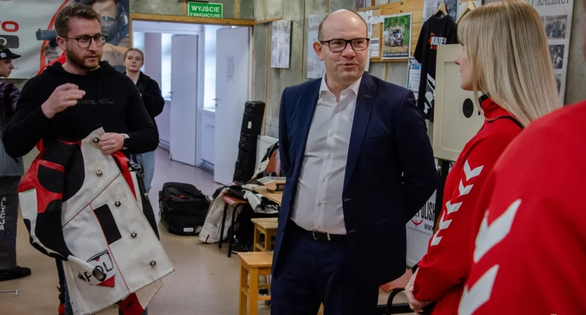 Zdjęcie marszałka Artura Kosickiego z przedstawicielami klubu Kaliber/ podlaskie.eu