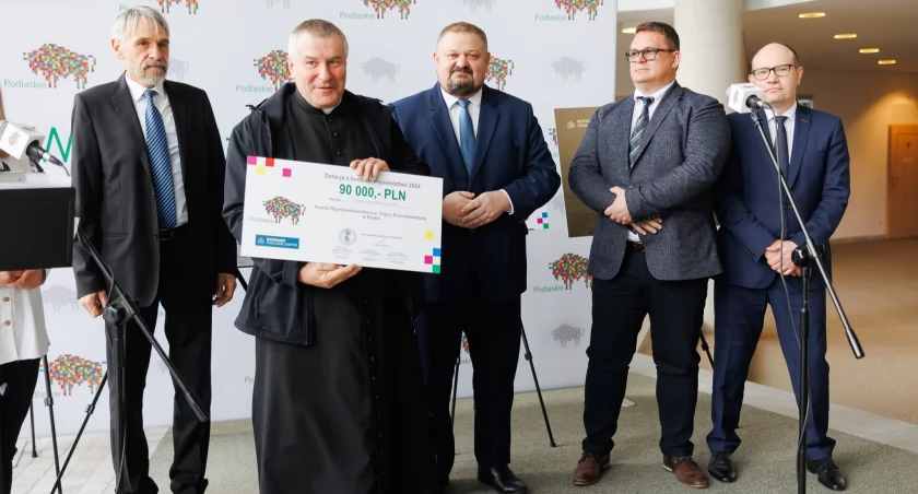 Zdjęcie przedstawicieli władz województwa podlaskiego z beneficjentami dotacji na ratowanie zabytków/ podlaskie.eu