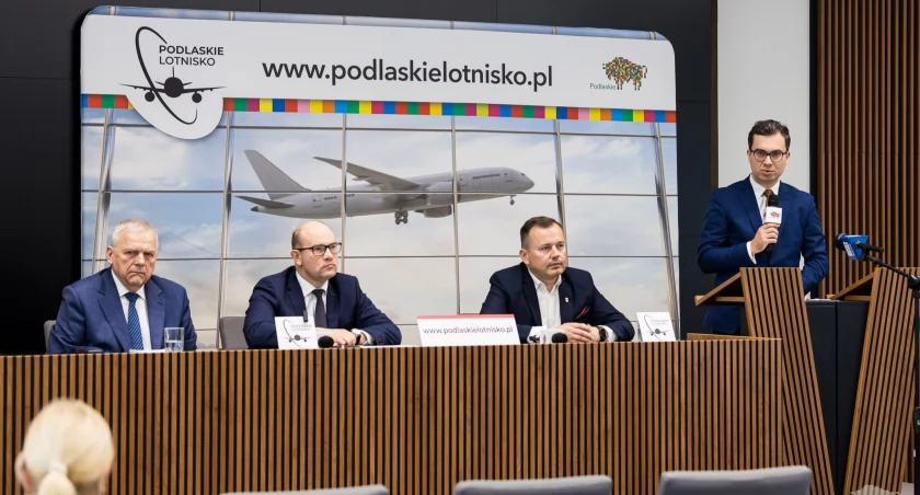 Zdjęcie z konferencji poświęconej lotnisku regionalnemu/ podalskie.eu