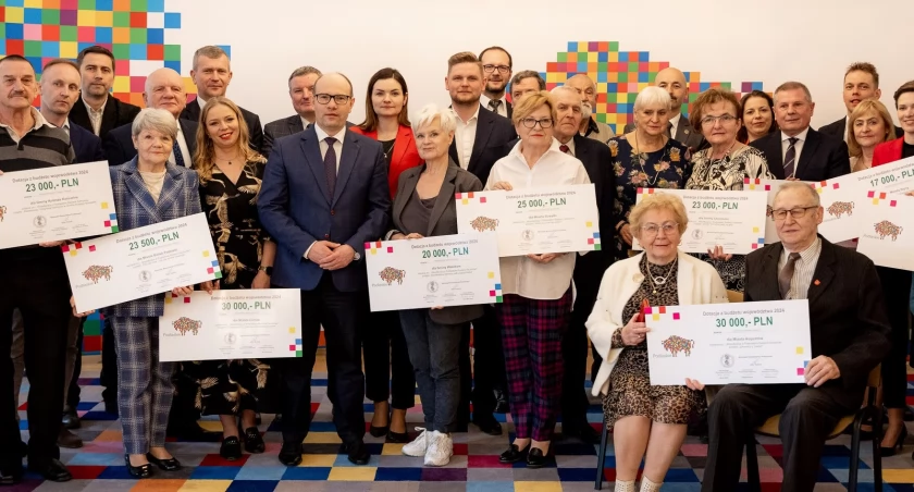 Zdjęcie marszałka Artura Kosickiego z przedstawicielami seniorów/ podlaskie.eu