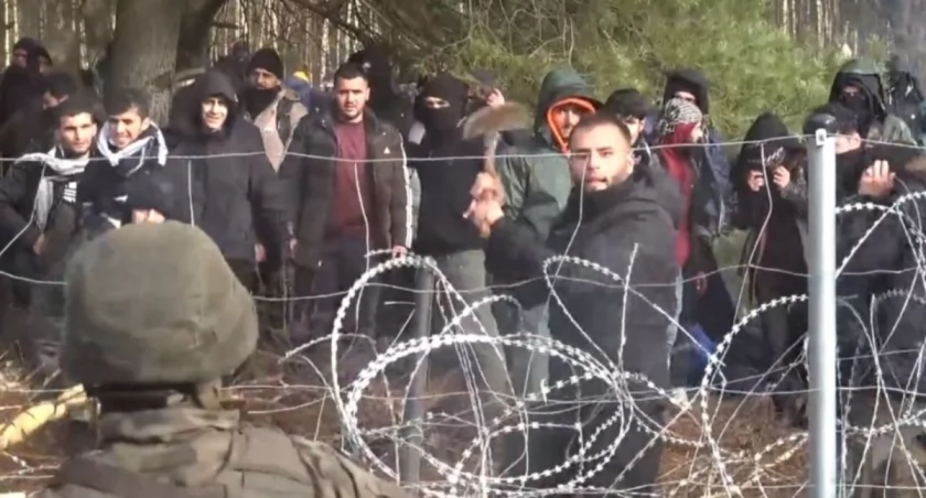 Zdjęcie nielegalnych migrantów atakujących polskie patrole na granicy polsko - białoruskiej/ zrzut ekranu z YouTube.com