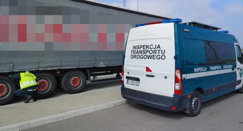 Zdjęcie pojazdu WITD i zatrzymanej ciężarówki/ WITD