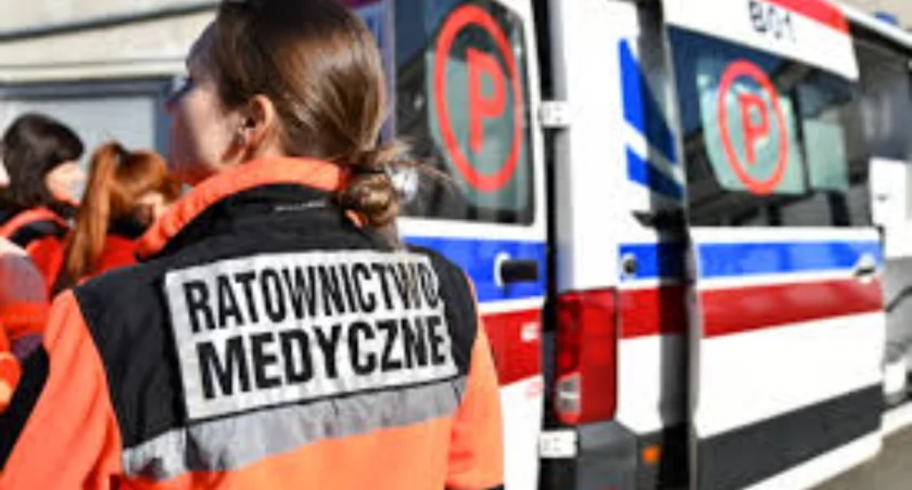 Zdjęcie ratowniczki medycznej przy karetce pogotowia/ podlaska.policja.gov.pl