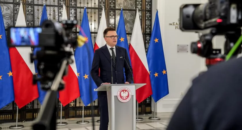 Zdjęcie Szymona Hołowni podczas konferencji prasowej w Sejmie/ Katarzyna Kwaczyńska/Kancelaria Sejmu