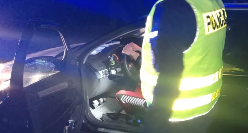 Zdjęcie policjantów przy zatrzymanym samochodzie i radiowozie/ podlaska.policja.gov.pl