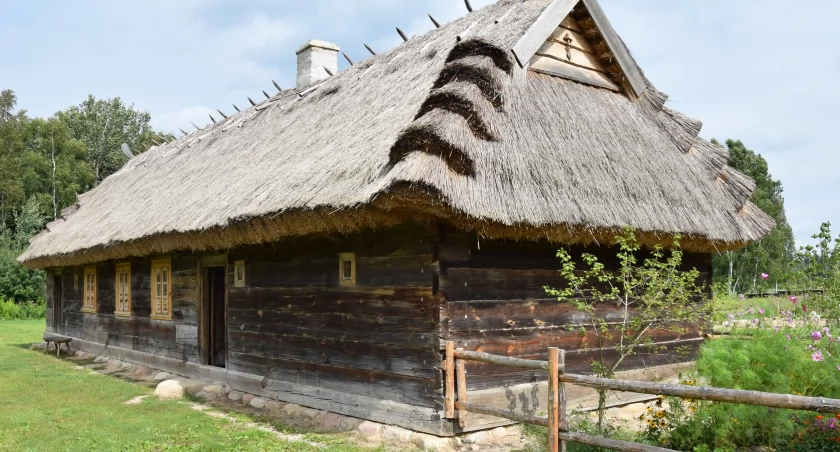 Zdjęcie chaty z Muzeum Kultury Ludowej/ podlaskie.eu