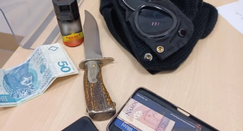 Zdjęcie przedmiotów znalezionych przy zatrzymanym nastolatku/ podlaska.policja.gov.pl