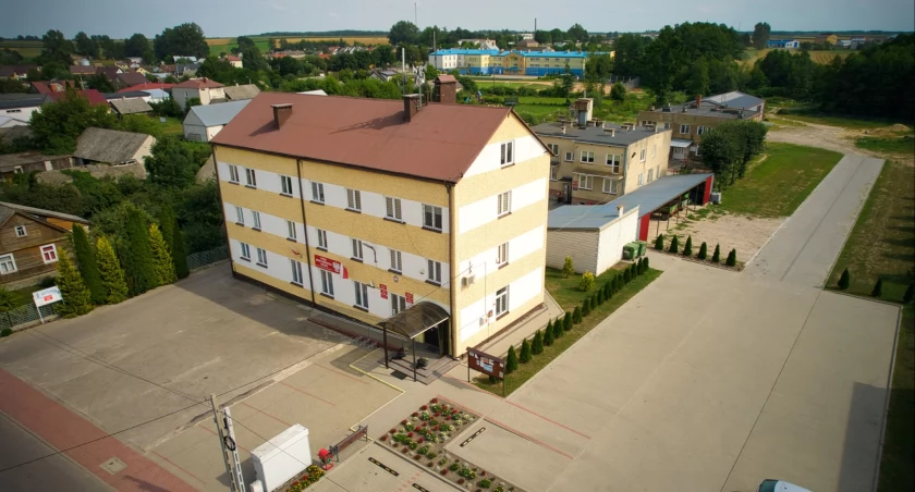 Zdjęcie budynku urzędu gminy w Trzciannem/ trzcianne.pl