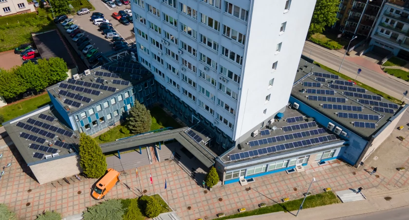Zdjęcie budynku urzędu miejskiego w Białymstoku z panelami fotowoltaicznymi/ bialystok.pl
