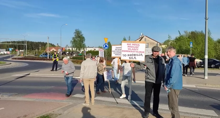 Zdjęcie protestujących mieszkańców na rondzie w Zaściankach/ DDB
