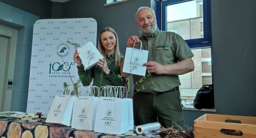 Zdjęcie leśników z sadzonkami/ RDLP