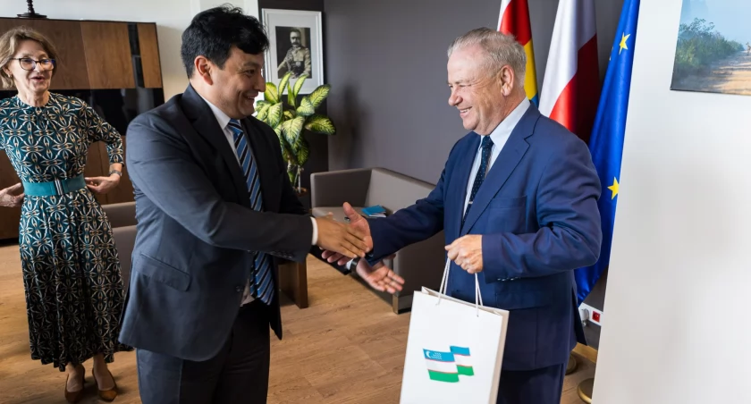 Zdjęcie wicemarszałka Marka Olbrysia z ambasadorem Uzbekistanu/ podlaskie.eu
