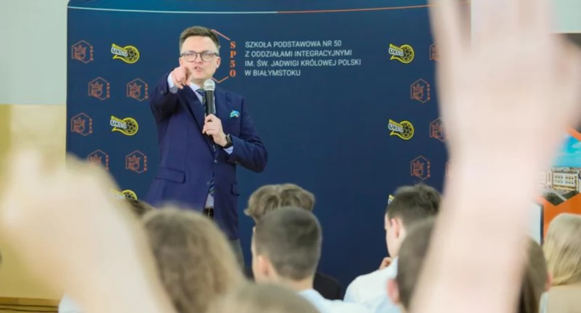 Zdjęcie Szymona Hołowni podczas spotkania z uczniami/ Piotr Molęcki/Kancelaria Sejmu