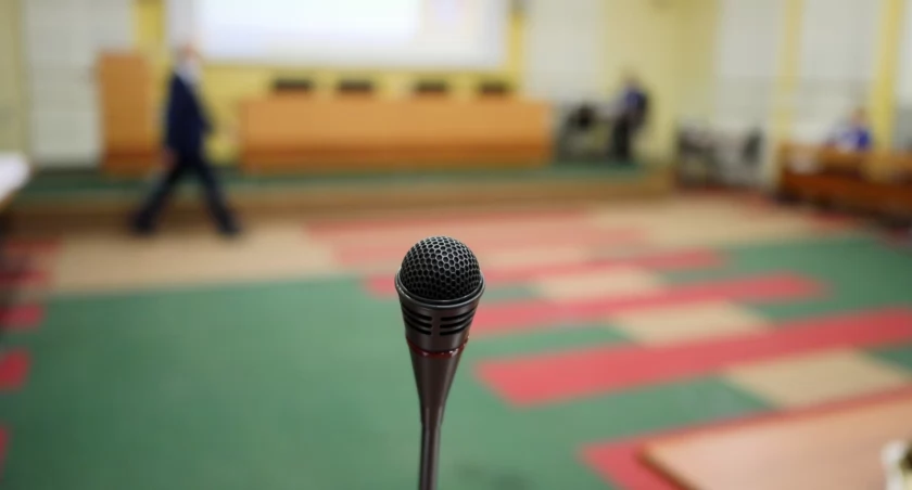 Zdjęcie mikrofonu na sali obrad Sejmiku Województwa Podlaskiego/ podlaskie.eu