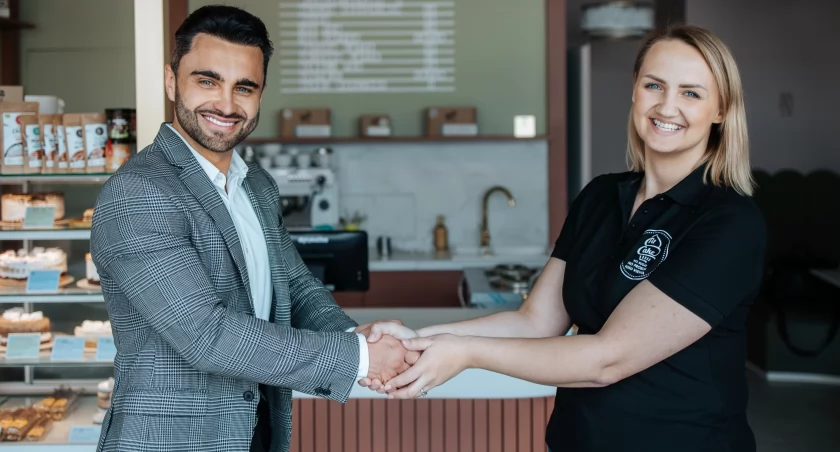 Zdjęcie kobiety i mężczyzny ściskających sobie dłonie