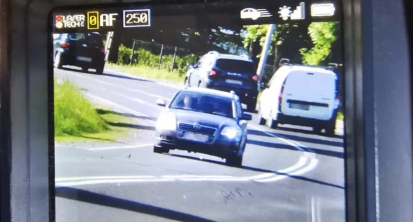 Zdjęcie samochodów na kamerze policyjnego wideorejestratora/ podlaska.policja.gov.pl