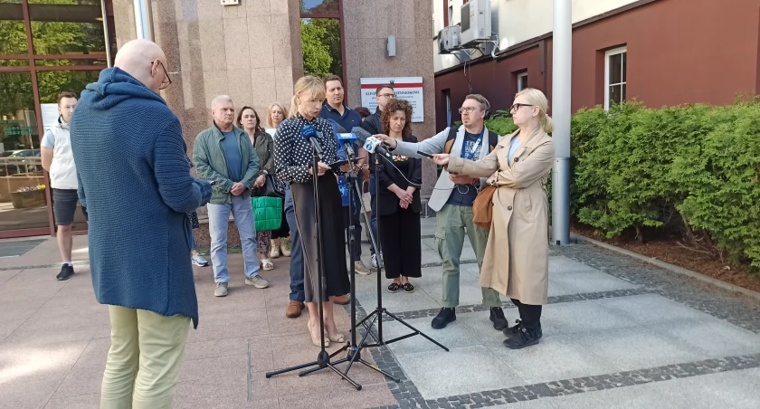 Zdjęcie z konferencji prasowej przedsiębiorców pod urzędem wojewódzkim w Białymstoku/ DDB