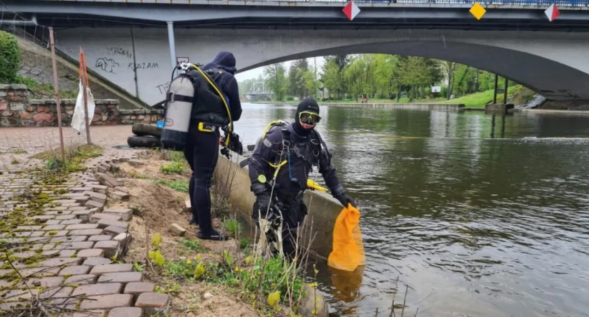 Zdjęcie płetwonurków ze znalezioną w Pisie kłodą drewna/ RDLP