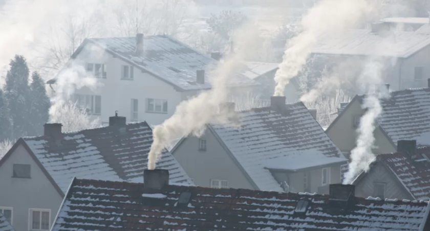 Zdjęcie dymiących kominów