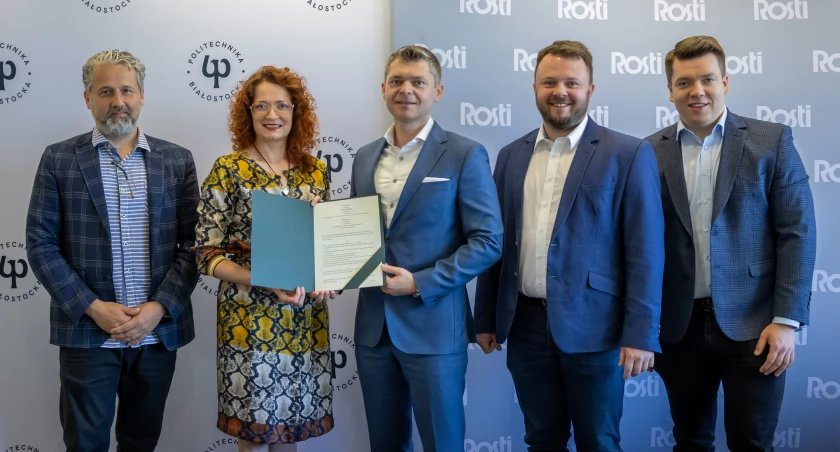 Zdjęcie przedstawicieli Politechniki Białostockiej i firmy Rosti/ Dariusz Piekut