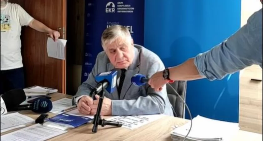Zdjęcie Krzysztofa Jurgiela podczas konferencji prasowej/ DDB