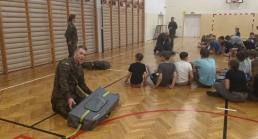 Zdjęcie z zajęć, udostępnione WOT przez jedną ze szkół