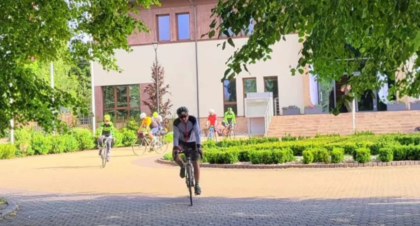 Zdjęcie kolarzy w Nadleśnictwie Żednia/ RDLP