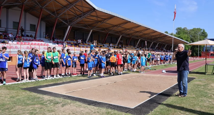 Zdjęcie biegaczy na stadionie lekkoatletycznym w Białymstoku/ powiatbialostocki.pl