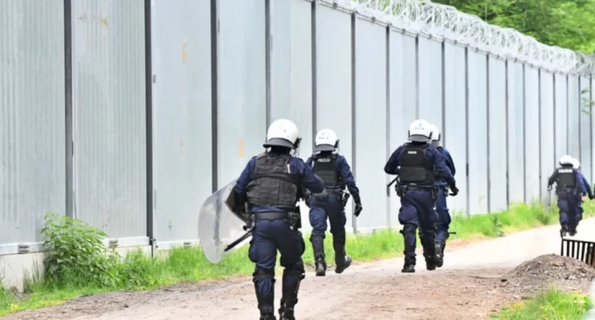 Zdjęcie policjantów pod zaporą na granicy polsko - białoruskiej/ podlaska.policja.gov.pl