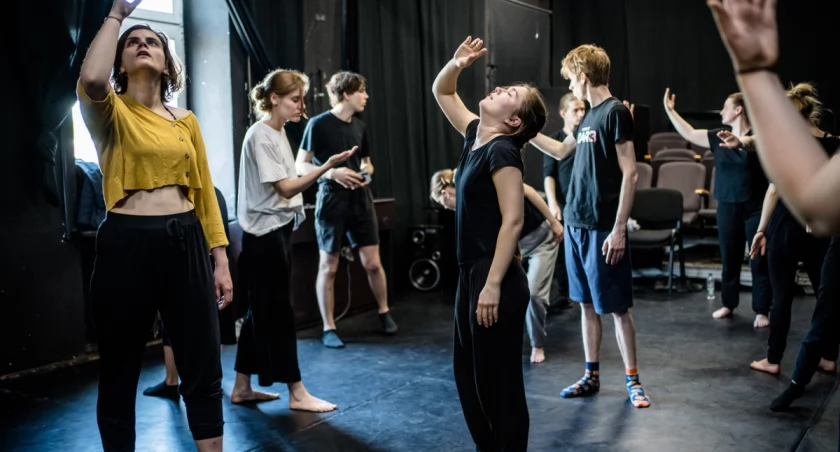 Zdjęcie zajęć na warsztatach teatralnych/ Akademia Teatralna