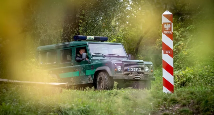 Zdjęcie pojazdu Straży Granicznej pod granicą białoruską/ SG
