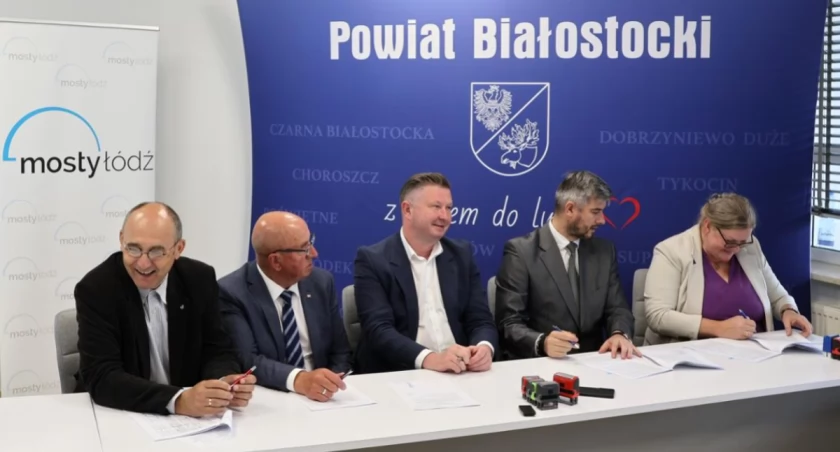 Zdjęcie z podpisania umowy na wykonanie mostu na rzece Białej w pobliżu Fast/ powiatbialostocki.pl