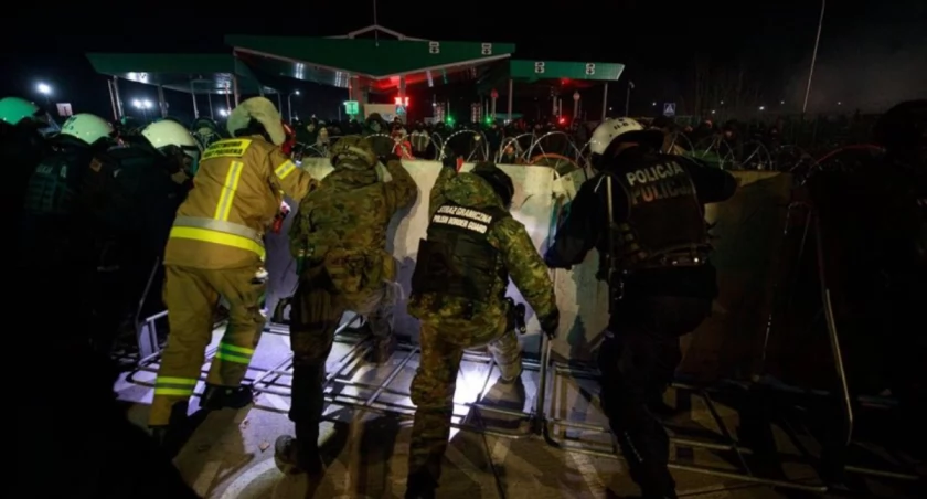 Zdjęcie polskich służb podczas ataku przejścia granicznego w Kuźnicy przez nielegalnych migrantów/ podlaska.policja.gov.pl