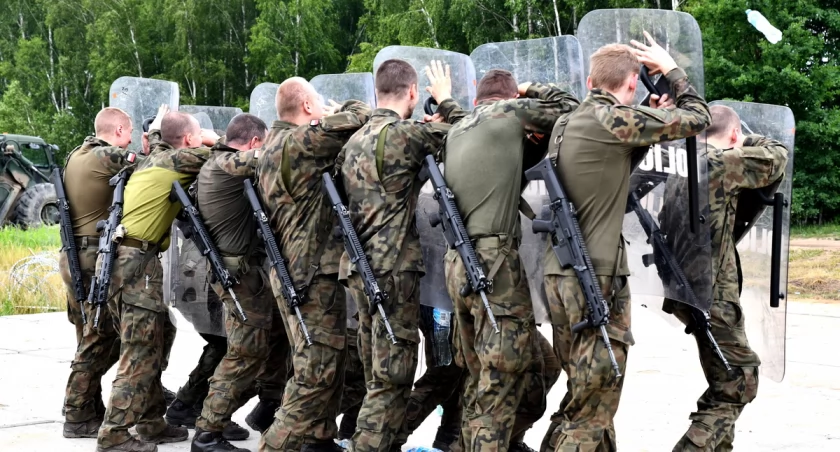Zdjęcie żołnierzy podczas ćwiczeń prowadzonych przez policjantów/ podlaska.policja.gov.pl