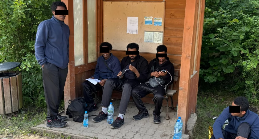 Zdjęcie nielegalnych migrantów na przystanku w okolicy Białowieży/ Twitter.com Służby w akcji