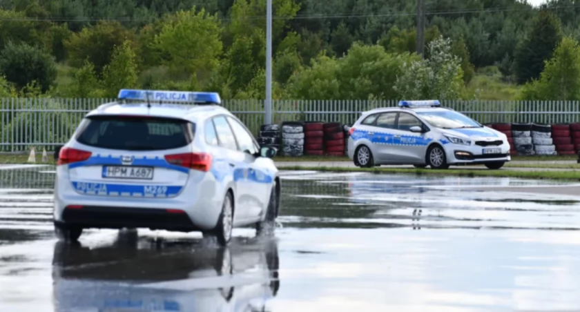 Zdjęcie policyjnych radiowozów podczas szkolenia technik jazdy/ podlaska.policja.gov.pl
