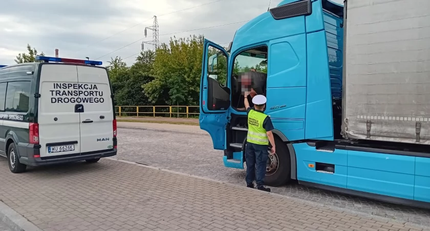 Zdjęcie inspekcji WITD i zatrzymanego przez nią pojazdu ciężarowego/ WITD