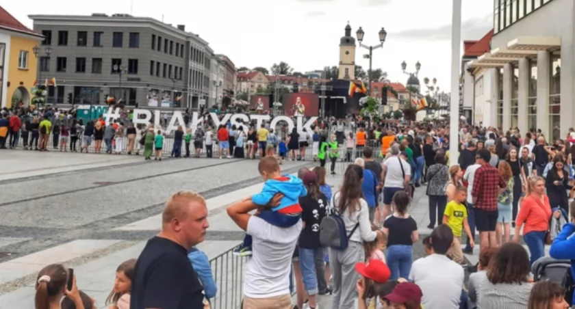 Zdjęcie ludzi na Rynku Kościuszki w Białymstoku/ DDB