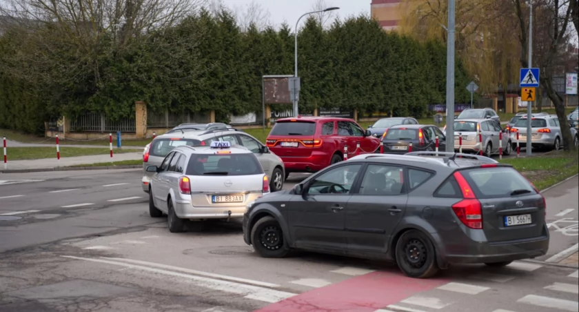 Zdjęcie samochodów na skrzyżowaniu ul. Bema i Pogodnej/ BL