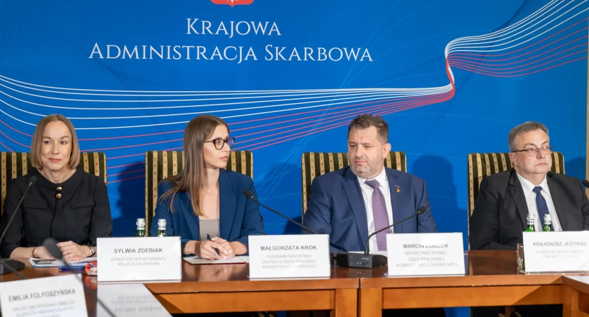 Zdjęcie z konferencji prasowej przedstawicieli KAS/ KAS