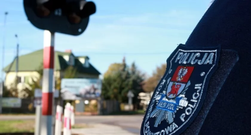 Zdjęcie policjanta przy przejeździe kolejowym/ podlaska.policja.gov.pl