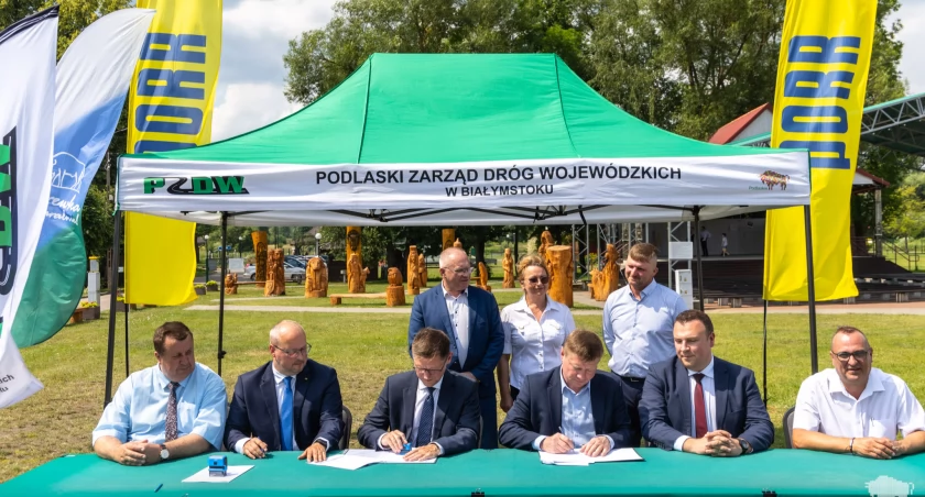 Zdjęcie z momentu podpisania umów na budowę dróg wojewódzkich/ podlaskie.eu