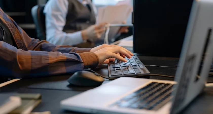 Zdjęcie osób pracujących przy komputerach/ ManpowerGroup