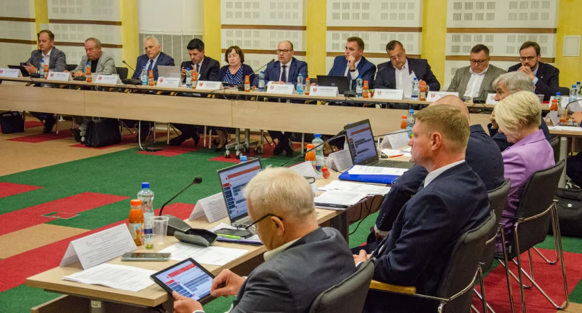 Zdęcie radnych wojewódzkich na sali obrad Sejmiku Województwa Podlaskiego/ podlaskie.eu