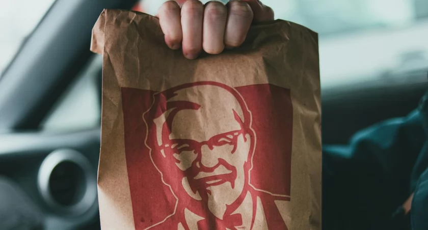 Zdjęcie paczki KFC trzymanej w ręce/ pexels-introspectivedsgn