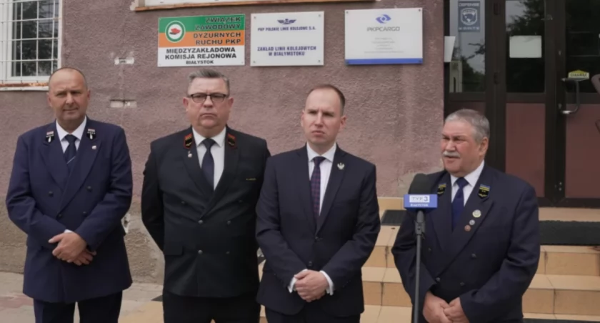 Zdjęcie z konferencji prasowej pod PKP Cargo z udziałem posła Adama Andruszkiewicza/ mat. pras.