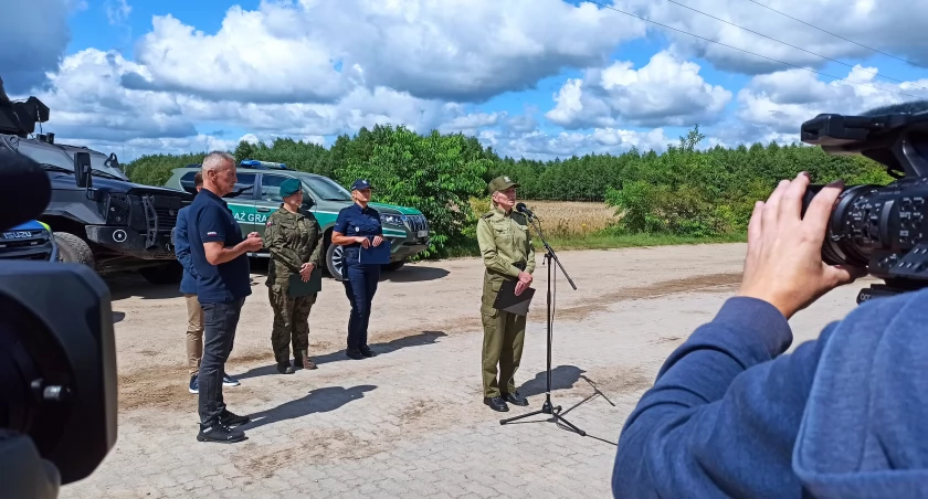 Zdjęcie przedstawicieli służb mundurowych na konferencji prasowej w Dubiczach Cerkiewnych/ DDB