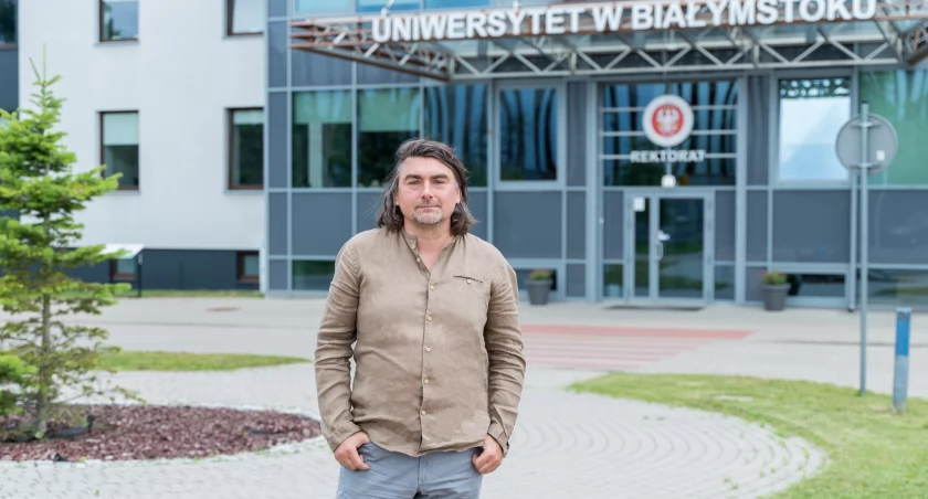 Zdjęcie dziekana Wydziału Stosunków Międzynarodowych UwB Adama Bartnickiego na tle budynku uniwersyteckiego/ Łukasz Nowicki
